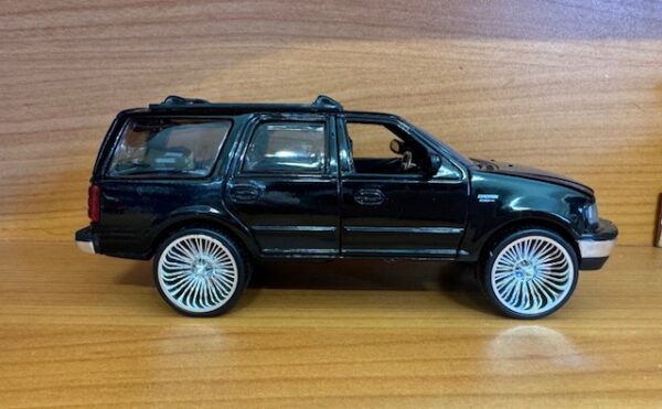 6602blk - 1997 FORD EXPEDITION - 1:32 SCALE - APPROX 6.5" LONG -SPECIFY COLOR IN NOTES WHEN ORDERING