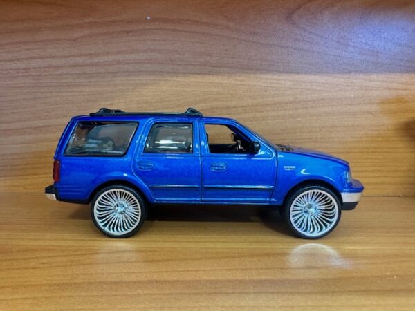 6602blue - 1997 FORD EXPEDITION - 1:32 SCALE - APPROX 6.5" LONG -SPECIFY COLOR IN NOTES WHEN ORDERING