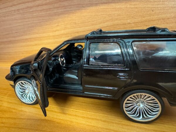 6602door - 1997 FORD EXPEDITION - 1:32 SCALE - APPROX 6.5" LONG -SPECIFY COLOR IN NOTES WHEN ORDERING