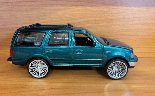 6602green - 1997 FORD EXPEDITION - 1:32 SCALE - APPROX 6.5" LONG -SPECIFY COLOR IN NOTES WHEN ORDERING