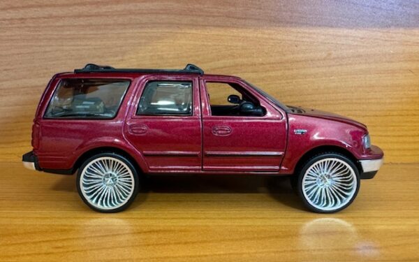 6602metred - 1997 FORD EXPEDITION - 1:32 SCALE - APPROX 6.5" LONG -SPECIFY COLOR IN NOTES WHEN ORDERING