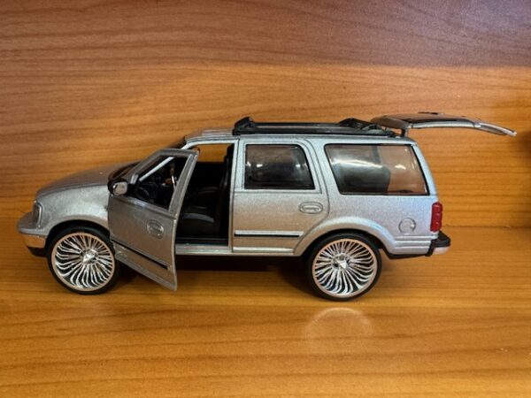 6602open - 1997 FORD EXPEDITION - 1:32 SCALE - APPROX 6.5" LONG -SPECIFY COLOR IN NOTES WHEN ORDERING