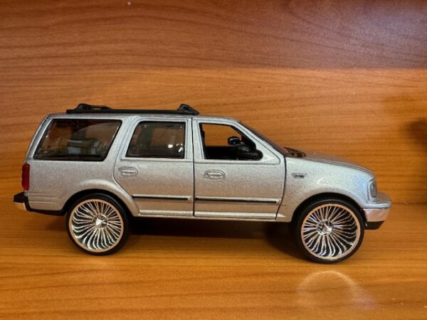 6602silv - 1997 FORD EXPEDITION - 1:32 SCALE - APPROX 6.5" LONG -SPECIFY COLOR IN NOTES WHEN ORDERING