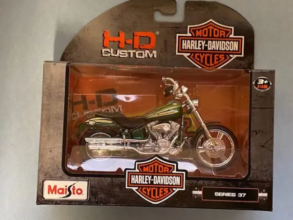 31360 37 3 rotated e1604771996947 - 2004 HARLEY DAVIDSON FXSTDSE CV0 MOTORCYCLE IN 1:18 SCALE