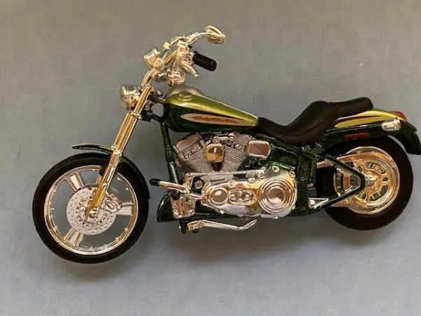 31360 37 3b rotated e1604772052210 - 2004 HARLEY DAVIDSON FXSTDSE CV0 MOTORCYCLE IN 1:18 SCALE