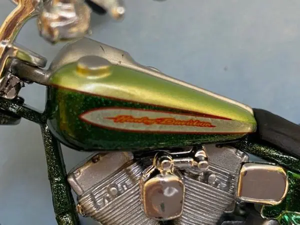 31360 37 3c rotated e1604772072301 - 2004 HARLEY DAVIDSON FXSTDSE CV0 MOTORCYCLE IN 1:18 SCALE