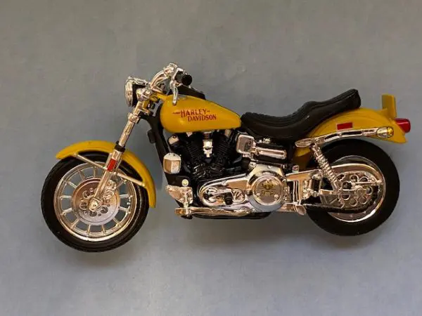 31360 38 1a - 1977 HARLEY DAVIDSON FXS LOW RIDER IN YELLOW (1:18 SCALE)