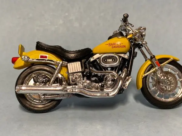 31360 38 1b - 1977 HARLEY DAVIDSON FXS LOW RIDER IN YELLOW (1:18 SCALE)