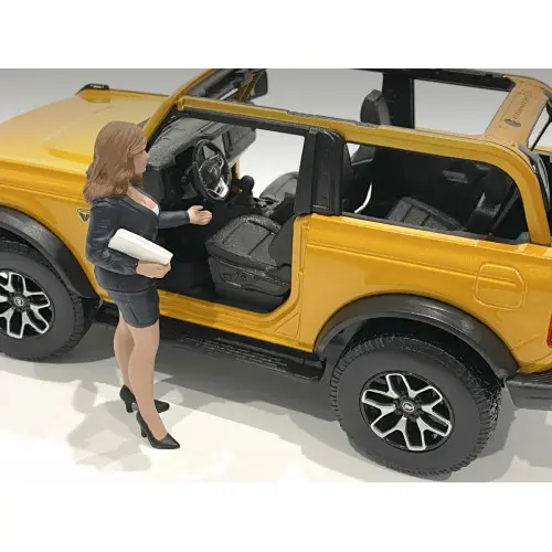 img 7059 500x500 1 - 1:18 The Dealership - Female Salesperson