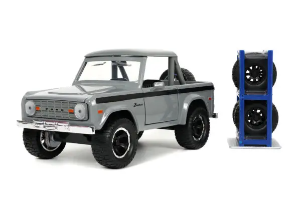 justtrucks 124withrack 1947fordcoe highwaydrag glossywhiteblack 33030 01 1 scaled - 1973 FORD BRONCO - JUST TRUCKS WITH TIRE RACK