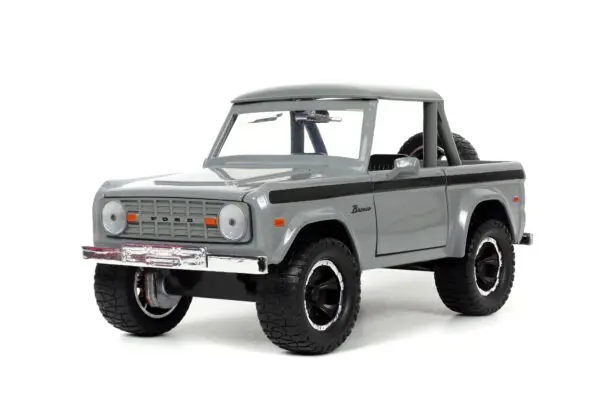 justtrucks 124withrack 1947fordcoe highwaydrag glossywhiteblack 33030 03 1 scaled - 1973 FORD BRONCO - JUST TRUCKS WITH TIRE RACK