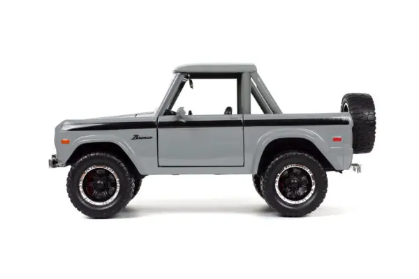 justtrucks 124withrack 1947fordcoe highwaydrag glossywhiteblack 33030 04 1 scaled - 1973 FORD BRONCO - JUST TRUCKS WITH TIRE RACK