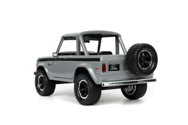 justtrucks 124withrack 1947fordcoe highwaydrag glossywhiteblack 33030 05 1 scaled - 1973 FORD BRONCO - JUST TRUCKS WITH TIRE RACK