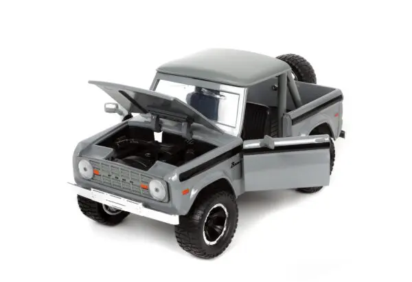 justtrucks 124withrack 1947fordcoe highwaydrag glossywhiteblack 33030 12 1 scaled - 1973 FORD BRONCO - JUST TRUCKS WITH TIRE RACK