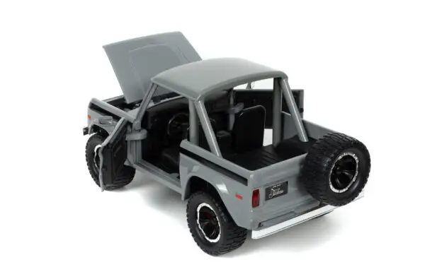 justtrucks 124withrack 1947fordcoe highwaydrag glossywhiteblack 33030 13 1 scaled - 1973 FORD BRONCO - JUST TRUCKS WITH TIRE RACK