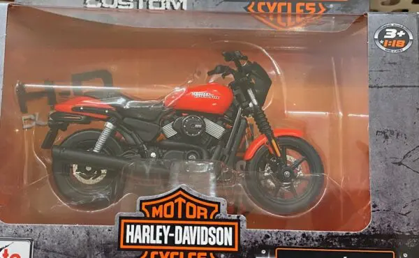 31360 40 3 - 2015 HARLEY DAVIDSON STREET 750 RED/BLACK
