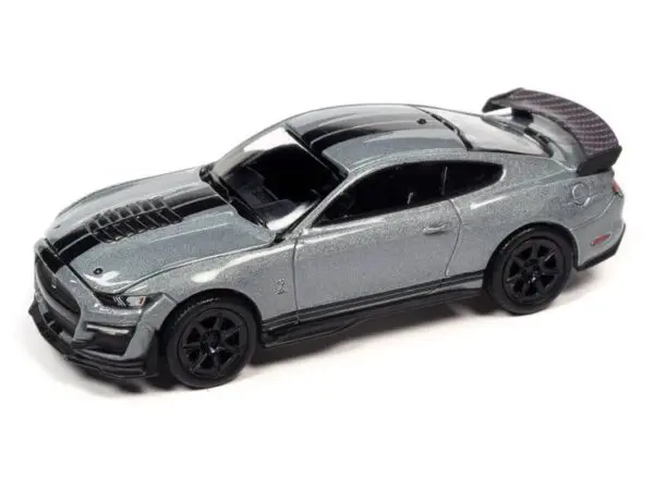 awsp114b2 - 2021 Shelby GT500 - Carbon Edition in Iconic Silver with Twin Black Stipes on Lower Rockers