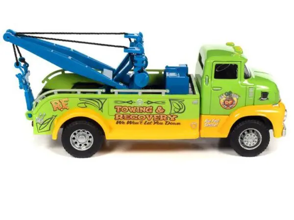 aw317a3 - 1:48 RAT FINK GARAGE WITH 1:32 TOW TRUCK SET