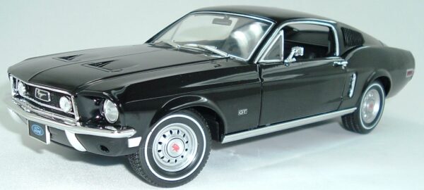 12843side - 1968 FORD MUSTANG 2+2 FAST BACK IN BLACK BY GREENLIGHT IN 1:18 SCALE