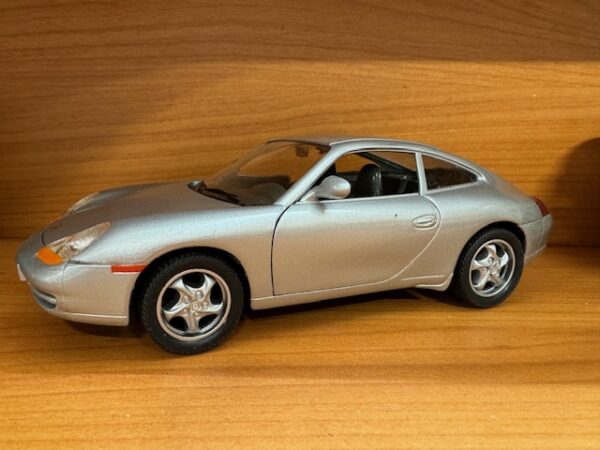 img 3324 - 1997 PORSCHE 911 (996) - SILVER - 1:24 SCALE - NO BOX (DOORS & HOOD OPENS)