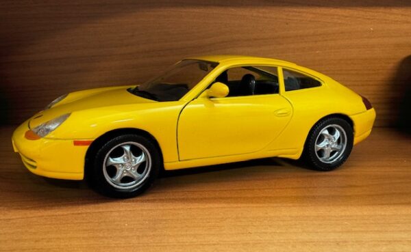 img 3325 - 1997 PORSCHE 911 (996) - YELLOW - 1:24 SCALE - NO BOX (DOORS & HOOD OPENS)