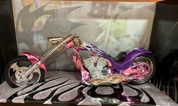 img 3333 - IRON CHOPPERS - 1:18 SCALE - PURPLE/PINK W/WHITE FLAMES - DIECAST METAL AND PLASTIC