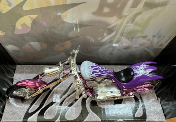 img 3334 - IRON CHOPPERS - 1:18 SCALE - PURPLE/PINK W/WHITE FLAMES - DIECAST METAL AND PLASTIC