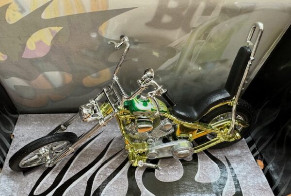 img 3336 - IRON CHOPPERS - 1:18 SCALE - GREEN WITH FLAMES - DIECAST METAL AND PLASTIC