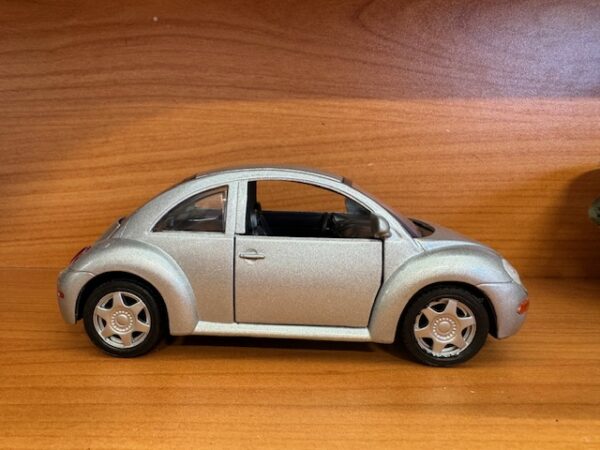 8012 s - VOLKSWAGEN BEETLE PULL BACK ACTION -1:24 SCALE (6") SPECIFY COLOR IN NOTES WHEN ORDERING