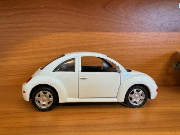 8012 w - VOLKSWAGEN BEETLE PULL BACK ACTION -1:24 SCALE (6") SPECIFY COLOR IN NOTES WHEN ORDERING