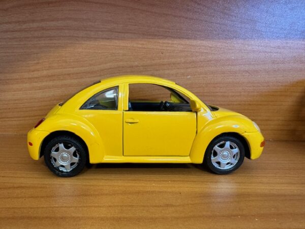 8012 y - VOLKSWAGEN BEETLE PULL BACK ACTION -1:24 SCALE (6") SPECIFY COLOR IN NOTES WHEN ORDERING