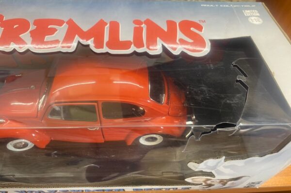 img 2077 - 1967 Volkswagen Beetle with Gizmo Figure- Gremlins (1984)- DAMAGED BOX