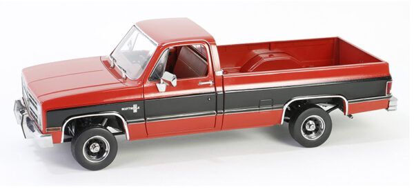 13686 - 1984 Chevrolet K10 Scottsdale in Apple Red and Midngiht Black