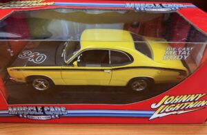 1971 PLYMOUTH DUSTER 340 BY JOHNNY LIGHTNING - YELLOW - 1:18 SCALE